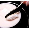 Cremă hidratantă prețioasă La Crème care sfidează îmbătrânirea
